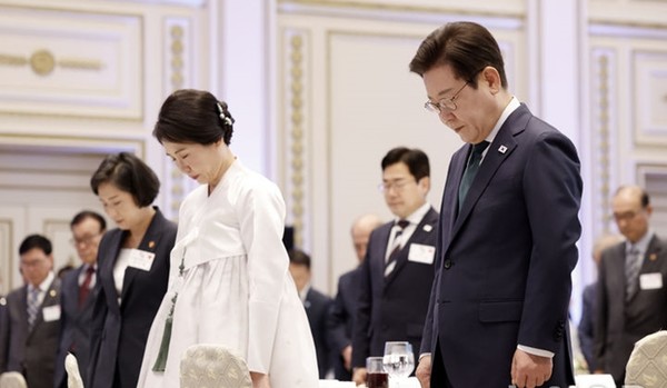 이재명 대통령과 김혜경 여사가 14일 청와대 영빈관에서 열린 '광복 80주년, 대통령의 초대' 행사에 묵념하고 있다. / 사진 = 뉴시스