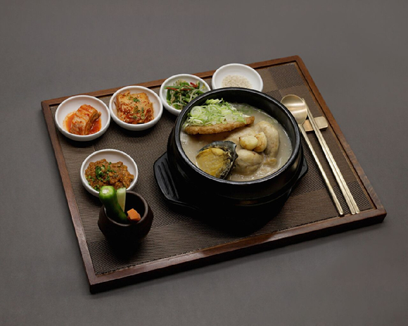 누룽지 삼계탕 반상. / 사진 = 뱅커스클럽 바이 반얀트리 제공