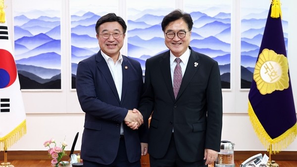 우원식 국회의장이 18일 오후 의장집무실에서 윤호중 행정안전부 장관과 악수하고 있다. / 사진 = 국회사무처 사진팀