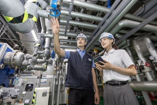 에스원 임직원이 블루스캔의 주요 기능을 설명하고 있다. / 사진 = 에스원 제공