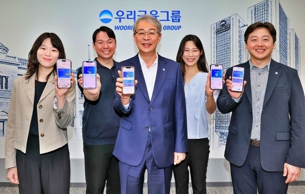 6일 우리금융그룹 임종룡 회장(가운데)이 유니버설뱅킹 신규 가입자 100만명 돌파를 기념해 직원들과 단체사진을 촬영하고 있다. / 사진 = 우리금융 제공