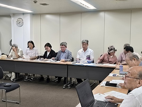 한국의 환경시민사회단체로 구성된 후쿠시마 해양투기 중단 방일투쟁단은 8월 22일 오후 3시경 도쿄 일본프레스센터 빌딩 앞에서 후쿠시마 해양투기 중단 촉구 피켓팅과 기자회견을 가진 뒤, 이날 저녁 도쿄 현지에서 활동하는 일본의 반핵시민단체와의 연대 활동을 펼쳤다. / 한국인터넷기자협회 특별공동취재단 제공