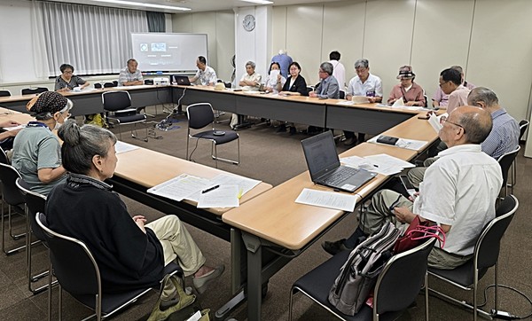  한국의 환경시민사회단체로 구성된 후쿠시마 해양투기 중단 방일투쟁단은 지난 22일 오후 3시경 도쿄 일본프레스센터 빌딩 앞에서 후쿠시마 해양투기 중단을 촉구하는 피켓팅과 기자회견을 열었다.  사진은 방일투쟁단이 22일 저녁 일본 도쿄 현지에서 진행된 일본의 반핵시민단체의 회의에 참석해 후쿠시마 해양투기 중단을 위한 연대 활동을 펼치고 있다.  (kija공동특파취재단 제공)