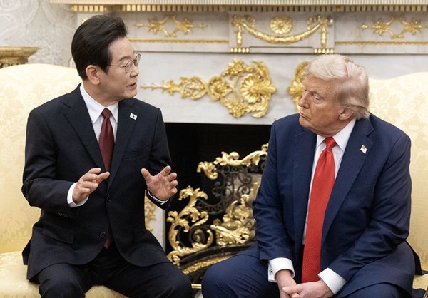 이재명 대통령과 도널드 트럼프 미국 대통령이 지난 25일(현지 시간) 미국 워싱턴DC 백악관에서 한미 정상회담을 하고 있다.    사진/뉴시스