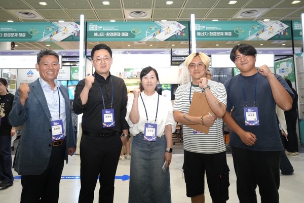 S-OIL이 팝업스토어 개최를 지원한 사회적 기업 5개사 대표들이 기념촬영을 하고 있다. / 사진 = 에쓰오일 제공