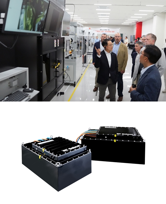 eFORCE LAB 출범식 행사에 참석한 임직원들이 투어를 하며 배터리 팩 연구설비를 둘러보고 있다. / 사진 = 두산밥캣 제공