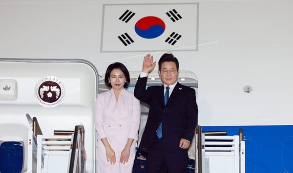 미국 순방 일정을 마친 이재명 대통령과 김혜경 여사가 26일(현지 시간) 필라델피아 국제공항에서 공군1호기에 탑승해 인사하고 있다. / 사진 = 뉴시스