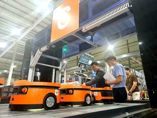 이호정 SK네트웍스 대표가 12일 경기도 이천 SK네트웍스 수도권 물류센터 안전을 점검하고 있다. / 사진 = SK네트웍스 제공