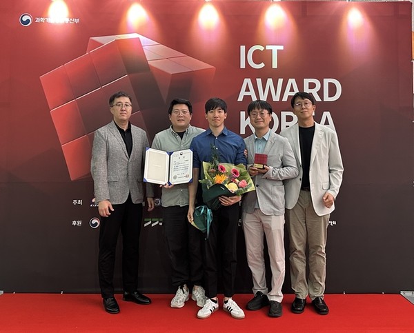 양승지 Vision Lab장(사진 맨 왼쪽) 등 '케어비아'에 적용된 AI 기술을 연구하고 실증한 SKT 임직원들이 수상하는 모습. / 사진 = SKT 제공