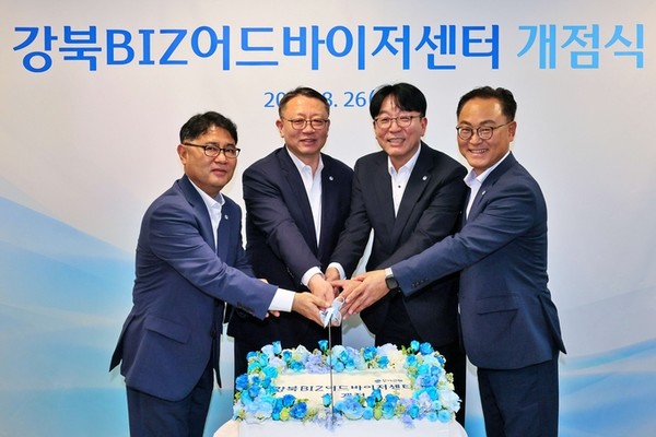지난 26일 LG서울역빌딩에서 열린 '강북BIZ어드바이저센터' 개점식에 (왼쪽부터) 박종화 강북BIZ어드바이저센터 RM지점장, 정진완 은행장, 김동성 강북BIZ어드바이저센터장, 배연수 우리은행 기업그룹장이 참석해 기념촬영을 하고 있다. / 사진 = 우리은행 제공