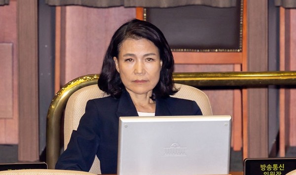 이진숙 방송통신위원장이 지난 21일 서울 여의도 국회 본회의에서 최형두 국민의힘 의원의 한국교육방송공사법(EBS법) 개정안에 대한 무제한 토론(필리버스터)을 듣고 있다. / 사진 = 뉴시스