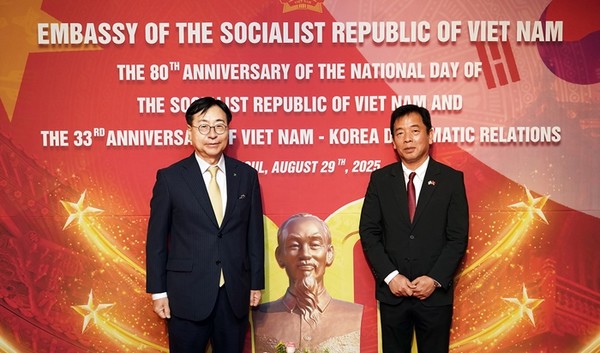 임진달 HS효성첨단소재 대표이사(왼쪽)가 부 호(Vu Ho)주한 베트남 대사(오른쪽)와 기념촬영을 하고 있다. / 사진 = HS효성첨단소재 제공