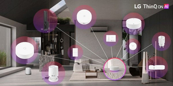 LG전자가 이달 5일 독일서 열리는 'IFA 2025'에서 AI홈 허브 'LG 씽큐 온’으로 집 안팎의 AI가전과 IoT 기기를 하나로 연결하는 통합 AI홈 솔루션을 선보입니다. 사진은 'LG 싱큐 온'과 'LG IoT 디바이스' 9종. / 사진 = LG전자 제공
