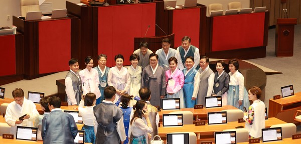 우원식 국회의장과 더불어민주당 의원들이 제429회 국회(정기회) 제1차 본회의에서 산회 후 기념촬영하고 있다.     사진 / 뉴시스