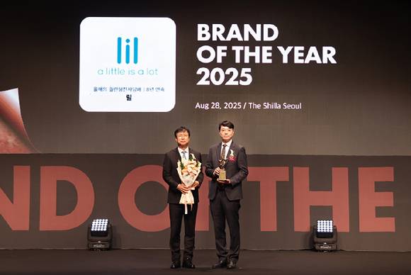 이상인 KT&G NGP마케팅센터장(오른쪽)이 수상 이후 기념 촬영을 하고 있는 모습. / 사진 = KT&G 제공