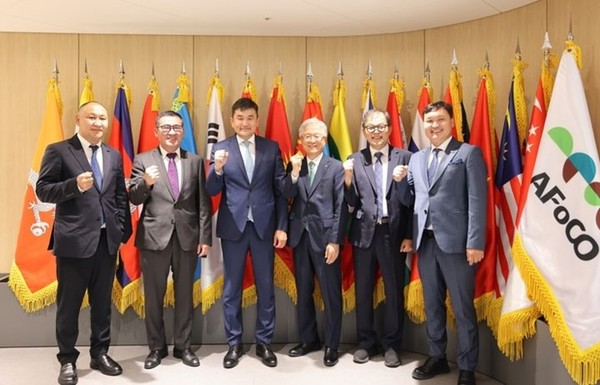 좌측부터 빌리언트리스(NGO) 볼드바타르 대표, 몽골 산림청 오윤사나 청장, 주한 몽골대사 수흐볼드 수흐, 유한양행 조욱제 대표이사, 아시아산림협력기구(AFoCO) 박종호 사무총장, 몽골 대통령 비상임 고문 문흐바트 자얏 / 사진 = 유한양행 제공