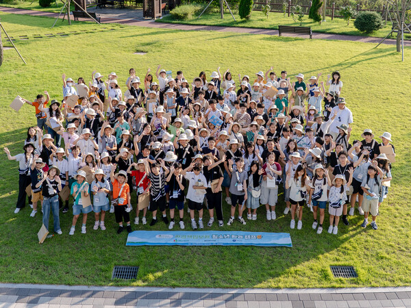 지난 5~7일 충남 태안에서 열린 '2025 환경책임보험 청소년 환경캠프'에서 참가자들이 기념촬영을 하고 있다. / 사진 = DB손해보험 제공