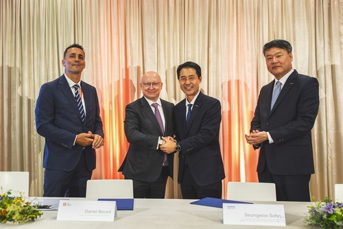 왼쪽부터 CEZ 보흐단 즈로넥 원자력 본부장, 다니엘 베네쉬 CEO, 두산에너빌리티 손승우 파워서비스 BG장, 두산스코다파워 임영기 법인장 / 사진 = 두산에너빌리티 제공