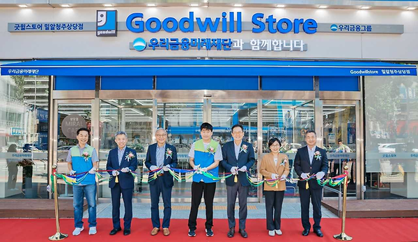 김승배(왼쪽부터) 굿윌스토어 밀알청주상당점 원장, 유영균 한국굿윌산업협회 대표, 한상욱 밀알복지재단 굿윌부문 부문장, 이용훈 굿윌스토어 밀알청주상당점 사원, 장광익 우리금융미래재단 사무국장, 최은희 청주복지재단 상임이사, 이왕재 우리은행 청주금융센터 센터장이 기념촬영을 하고 있다. / 사진 = 우리금융그룹 제공