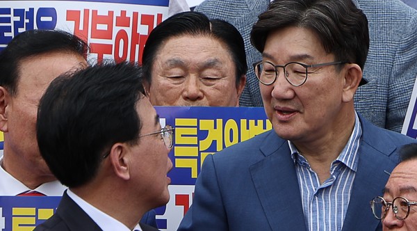 지난 12일, 과거 폭언과 폭행으로 탈당했던 송언석 국민의힘 원내대표와 통일교 금품 수수 의혹에 휩싸인 권성동 의원이 국회에서 열린 '야당탄압 독재정치 규탄대회'에서 대화를 나누고 있다. 사진 / 뉴시스