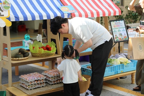 원주무실 부영 사랑으로 어린이집이 자원 나눔 장터를 개최했다. / 사진 = 부영 제공