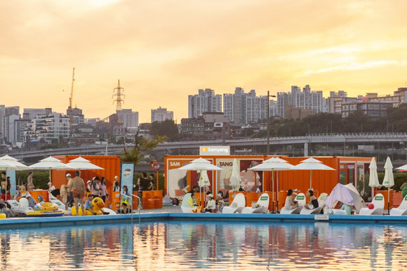 삼양식품 팝업존이 설치된 뚝섬한강공원 야외수영장 전경. / 사진 = 삼양라운드스퀘어 제공