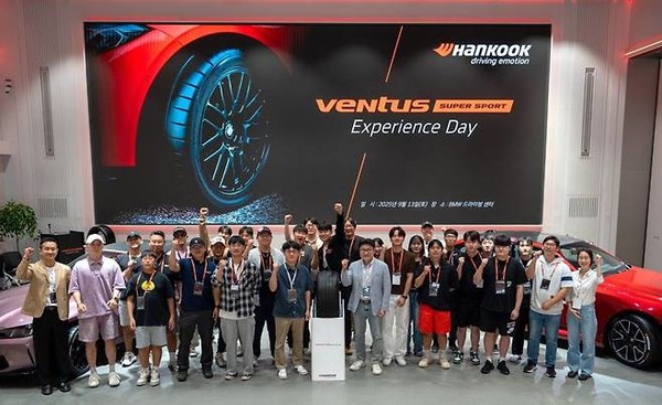 한국타이어가 지난 13~14일 인천 영종도 BMW 드라이빙 센터에서 진행한 '벤투스 슈퍼 스포츠 익스피리언스 데이'에서 참가자들이 기념사진을 촬영하고 있다.  / 사진 = 한국타이어앤테크놀로지 제공