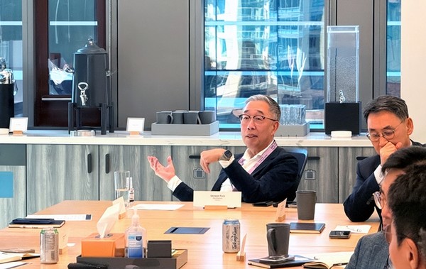 박지원 두산그룹 부회장(가운데)이 22일(현지시간) 미국 시애틀 아마존 본사를 방문해 AI 기반 경영혁신 사례에 대한 질문을 하고 있다. / 사진 = 두산 제공