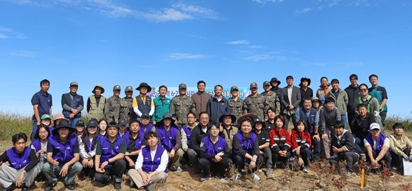 23일 양구군 민통선 내 6·25 전사자 유해 발굴지에서 'DMZ 산림 훼손지 복원 행사'에 참여한 효성그룹 임직원과 이건종 효성화학(주) 대표, 임영석 국립수목원장, 남진오 육군 제21사단장, 서흥원 영구군수 등 인사들이 기념사진을 찍고 있다. / 사진 = 효성 제공