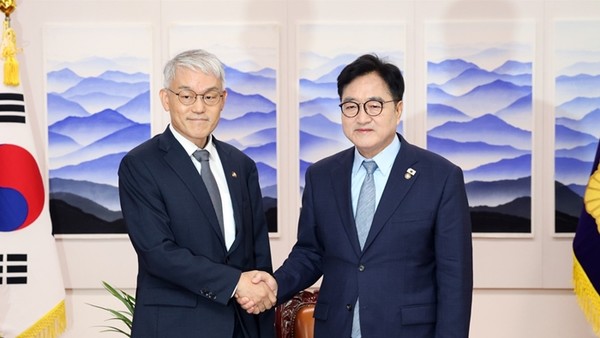 우원식 국회의장이 24일 의장집무실에서 천대엽 법원행정처장을 만나 악수하고 있다. / 사진 = 국회사무처 제공