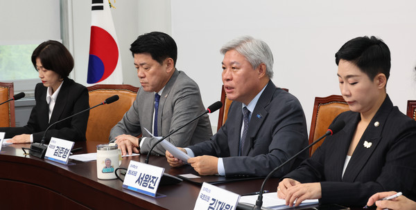 서왕진 조국혁신당 원내대표가 지난 16일 오전 서울 여의도 국회에서 열린 의원총회에서 발언을 하고 있다.   사진/뉴시스