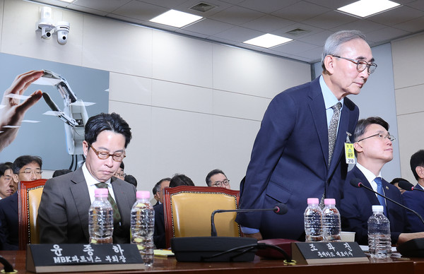 김영섭 KT 대표이사가 지난 24일 오전 서울 여의도 국회 과학기술정보방송통신위원회 전체회의에서 열린 대규모 해킹사고(통신·금융) 관련 청문회에서 고개 숙여 인사하고 있다.   사진/뉴시스