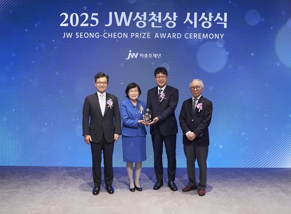 (왼쪽부터) 이경하 JW이종호재단 이사장(JW 회장), 2025 JW성천상 수상자 전진경 아프리카미래재단 짐바브웨지부 메디컬디렉터와 강동원 지부장, 이성낙 JW성천상위원회 위원장(가천대 명예총장)이 기념촬영을 하고 있다. / 사진 = JW중외제약 제공