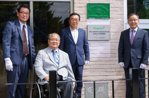 사진 왼쪽부터 이재용 수봉재활원장, 김광식 경기도장애인복지시설협회장, 백종훈 금호석유화학 대표, 김우 자행회장. / 사진 = 금호석유화학 제공
