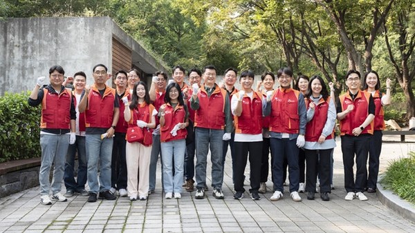 SK네트웍스 이호정 대표(앞줄 가운데)와 임직원들이 지난 1일 추석 앞두고 서울 남산공원서 환삼덩굴 등 생태계 교란식물 제거 봉사활동을 하고 기념촬영을 하고 있다. / 사진 = SK네트웍스 제공