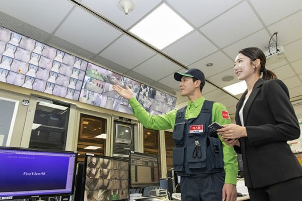 에스원 직원이 호텔 담당자에게 호텔 복도에 설치된 CCTV를 안내하고 있다. / 사진 = 에스원 제공