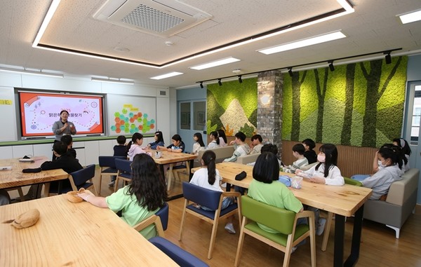 광주 금당초등학교 학생들이 맑은학교만들기를 통해 미세먼지 저감시설이 설치된 교실에서 환경교육을 받고 있다. / 사진 = 한화그룹 제공