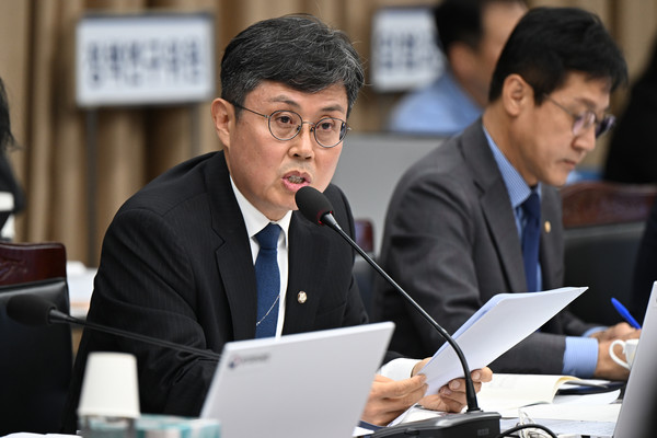 안도걸 더불어민주당 의원이 지난 24일 오전 정부광주지방합동청사 3층 대회의실에서 열린 국회 기획재정위원회의 광주지방국세청·광주본부세관 등 국정감사에서 질의를 하고 있다.   사진/뉴시스