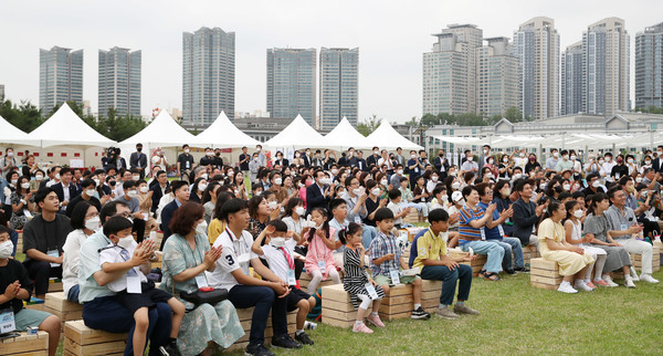 2022년 6월 19일 , 서울 용산 대통령실 청사 앞 잔디마당에서 열린 대통령실 이전 기념 어린이·주민 초대 행사     사진/뉴시스
