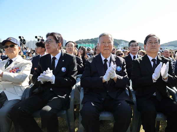 이중근 부영그룹 회장이 11일 부산 유엔기념공원에서 열린 '제19회 유엔 참전용사 국제 추모의 날' 기념식에 참석했다. / 사진 = 부영 제공