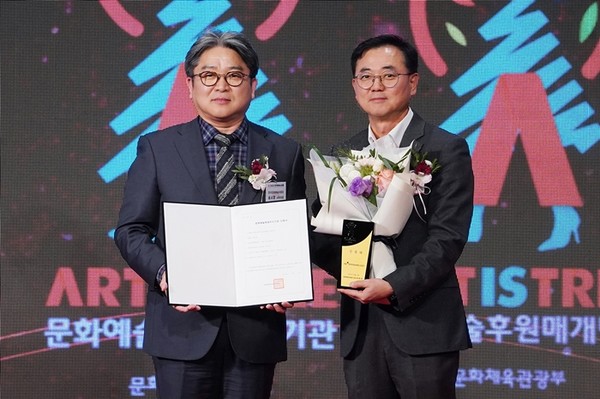 HS효성 최형식 커뮤니케이션실 상무(오른쪽), 한국문화예술위원회 송시경 사무처장(왼쪽) / 사진 = HS효성첨단소재 제공