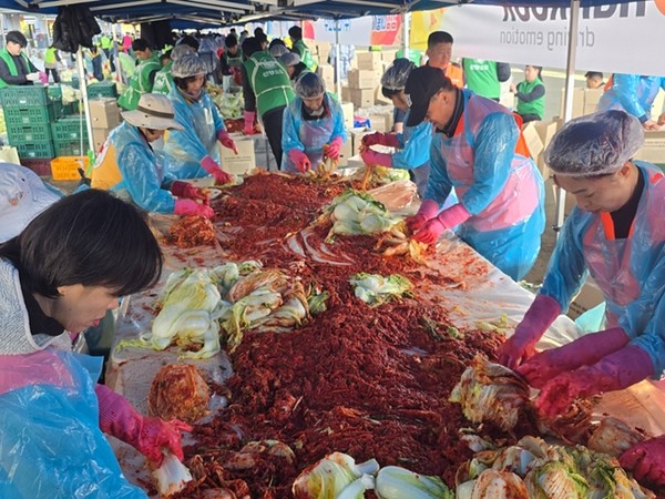 한국타이어 임직원들이 '김장 담그기' 봉사활동에 참여하고 있다. / 사진 = 한국타이어 제공