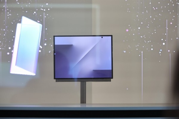 지난 달 28일 경북 경주 엑스포공원 에어돔에서 열린 'K-테크 쇼케이스'에서 삼성전자가 두 번 접는 스마트폰 '트라이폴드폰'을 최초 공개하고 있다. / 사진 = 삼성전자 제공