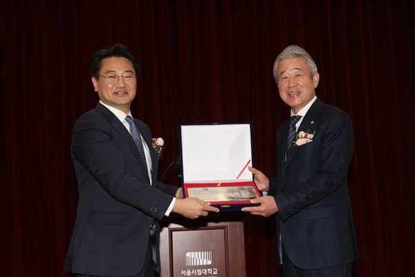 강호동 농협중앙회 회장(오른쪽)이 지난 15일 서울 동대문구 서울시립대학교 미래관에서 열린 '한국전문경영인 대상' 시상식에서 류준열 한국전문경영인학회장과 함께 상패를 들고 기념 촬영을 하고 있다. / 사진 = 농협중앙회 제공