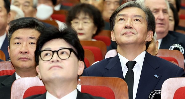 24년 8월 18일, 한동훈 당시 국민의힘 대표와 조국 조국혁신당 대표가 서울 동작구 국립서울현충원 현충관에서 열린 '김대중 전 대통령 서거 15주기 추도식'에 참석해 있다. 사진 / 뉴시스